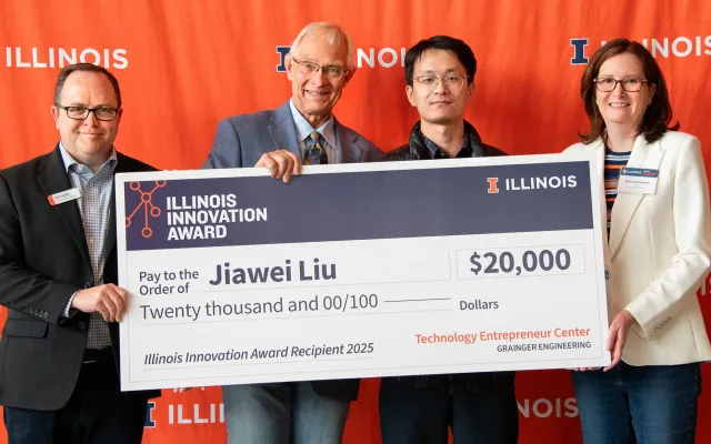 Jiawei Liu receiving Illinois Innovation Award