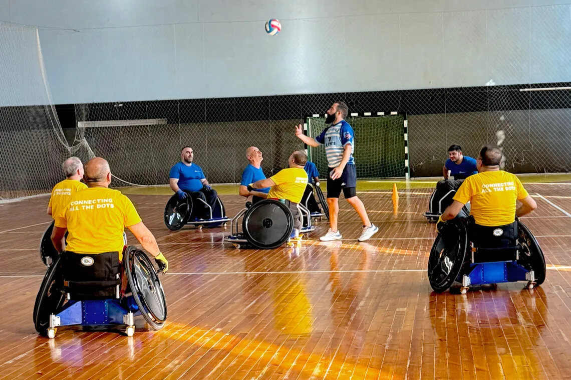 Players starting a rugby match with a tipoff